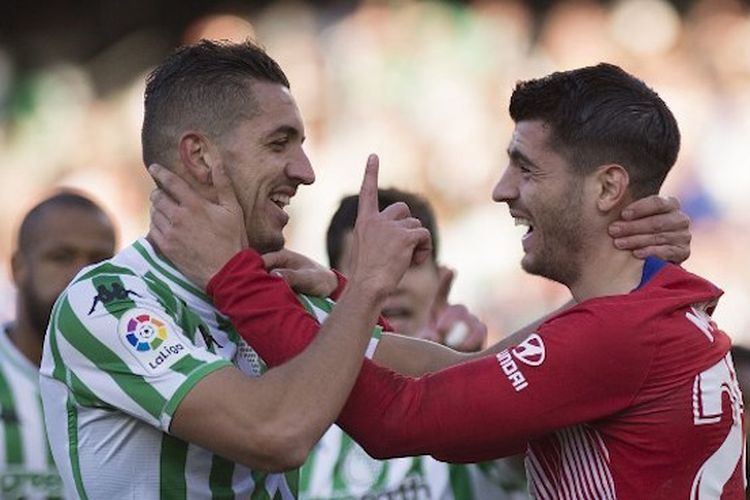 Zouhair Feddal dan Alvaro Morata tampak berbincang pada laga Real Betis vs Atletico Madrid di Stadion Benito Villamarin dalam lanjutan La Liga Spanyol, 3 Februari 2019. 