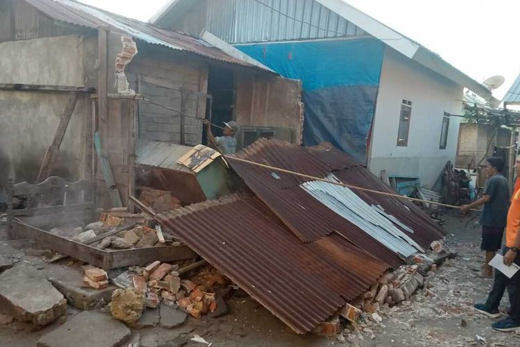 Sebuah bangunan yang merupakan bekas dapur milik warga ambruk akibat gempa magnitudo 5,5 yang mengguncang Lombok, Selasa (14/5/2024).