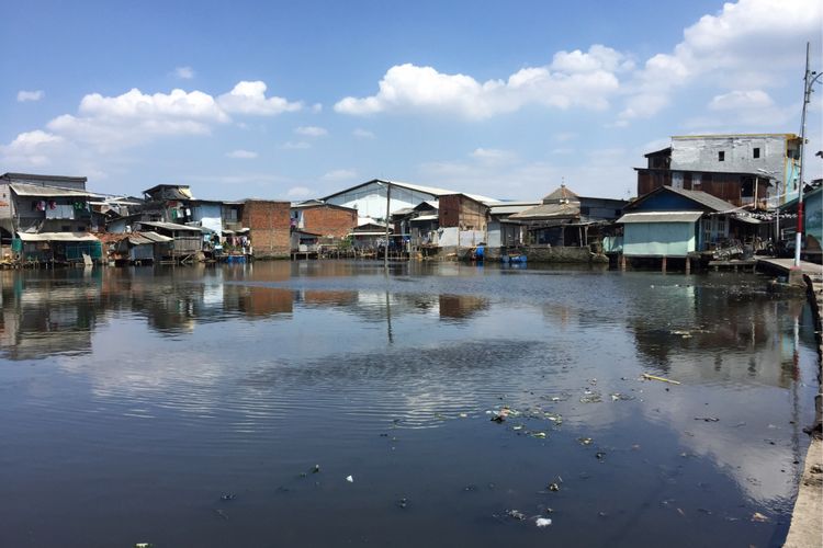 Kondisi Kampung Apung atau Kampung Teko di Kelurahan Kapuk, Kecamatan Cengkareng, Jakarta Barat usai dibersihkan oleh Pasukan Oranye, Senin (28/8/2017). Untuk pertama kalinya kawasan ini bersih dari daratan sampah dan eceng gondok yang sudah berada di sana selama belasan tahun terakhir.