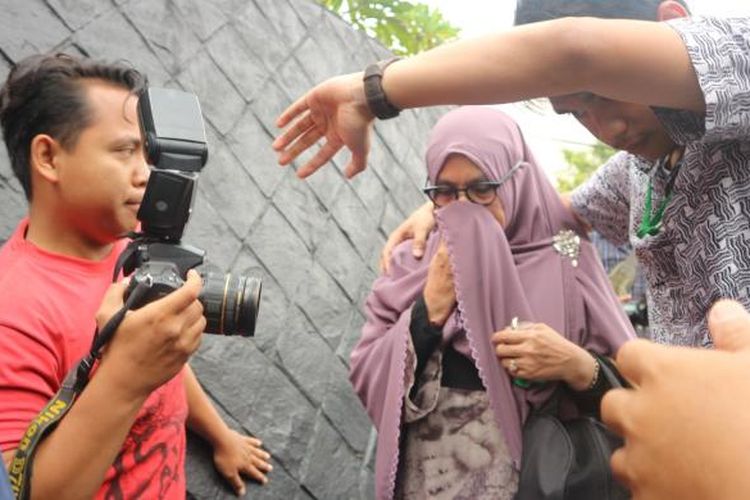 Sufriyeni, Istri dari Hakim Mahkamah Konstitusi Patrialis Akbar, kembali menjenguk suaminya di rumah tahanan Komisi Pemberantasan Korupsi, Jakarta, Senin (30/1/2017). 