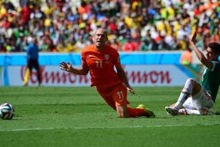 Gelandang tim nasional Belanda, Arjen Robben, terjatuh saat melawan Meksiko pada perdelapan final Piala Dunia 2014, Minggu (29/6/2014). 