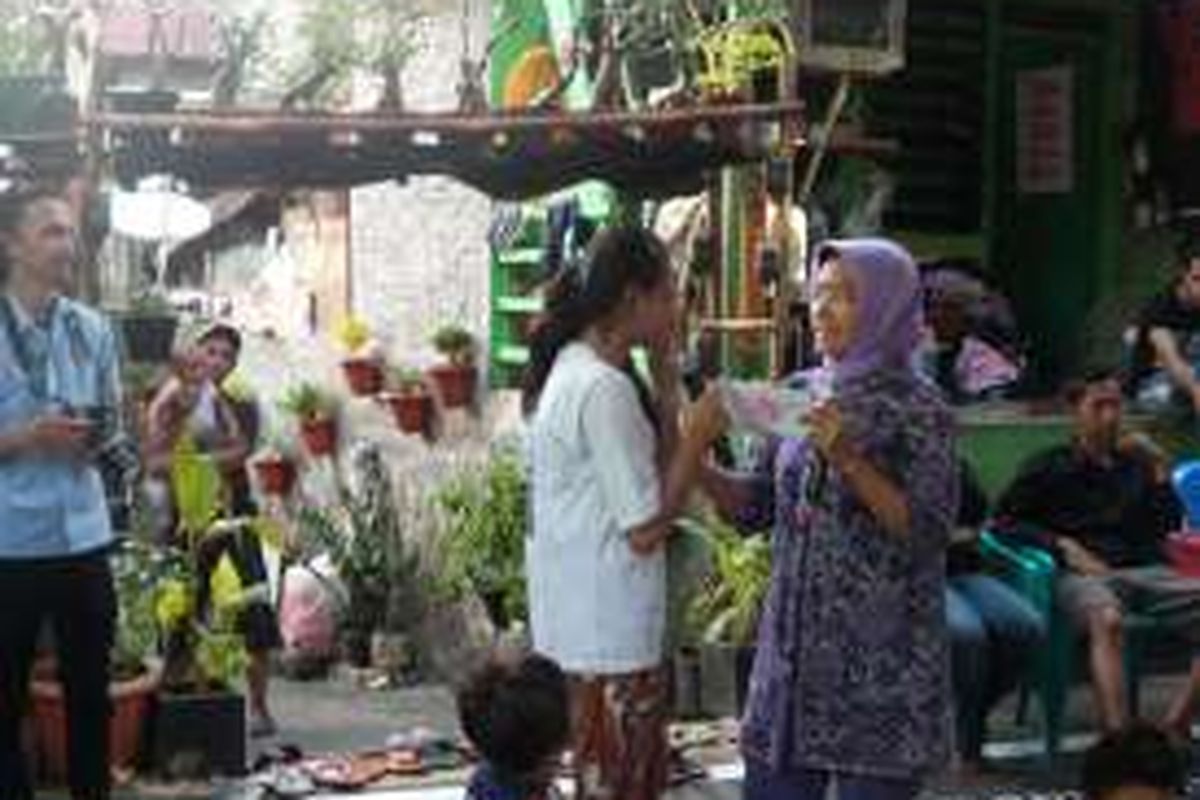 Komisioner KPAI Maria Ulfa Anshor saat mendengar keluhan anak-anak Lauser, Kebayoran Baru, Jakarta Selatan, Senin (9/5/2016).