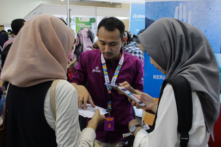 Para pencari kerja mencari lowongan pekerjaan dalam acara Mega Career Expo 2020 di Smesco Indonesia, Pancoran, Jakarta Selatan, Rabu (26/2/2020). Terdapat 80 perusahaan nasional dan multinasional yang menyediakan lowongan bagi para pencari kerja.