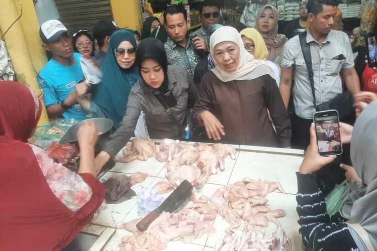 Cagub Jatim nomor urut 2 Khofifah Indar Parawansa blusukan ke Pasar Soponyono Surabaya.