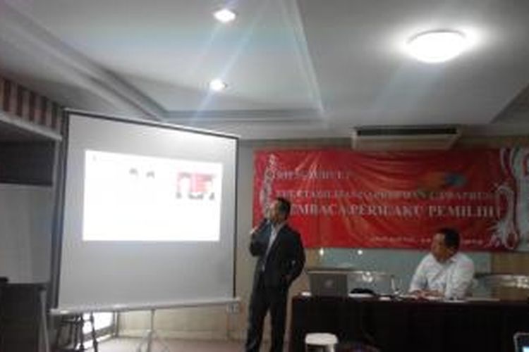 Peneliti Political Communication Afdal Makkuragga Putra (kiri).