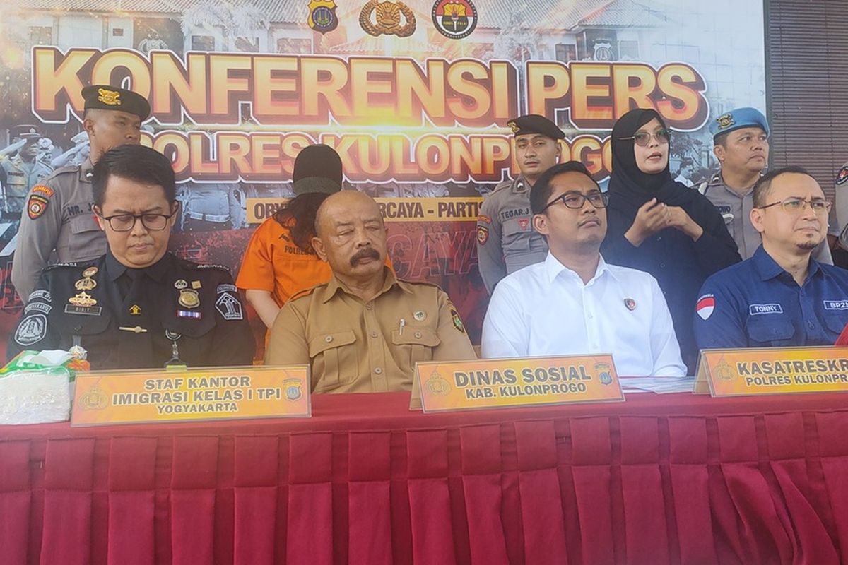 Polisi menunjukkan satu terduga pelaku tindak pidana perdagangan orang tertangkap di Bandara YIA, Kabupaten Kulon Progo, Daerah Istimewa Yogyakarta. Ia berniat menyalurkan lima WNI untuk bekerja ke Serbia, secara tidak prosedural atau ilegal. Turut memberi keterangan pers, Kepala Sub Seksi Pemeriksa Keimigrasian dari Kantor Imigrasi Klas I Tempat Pemeriksaan Imigrasi Yogyakarta, Bibit Nur Handono, Kepala Bidang Perlindungan Sosial dan Rehabilitasi Sosial, Hepi Eko Nugroho, Kasat Reskrim Polres Kulon Progo, AKP Dian Purnomo dan Kepala Balai Pelayanan Pelindungan Pekerja Migran Indonesia (BP3MI) DIY, Tonny Chriswanto.