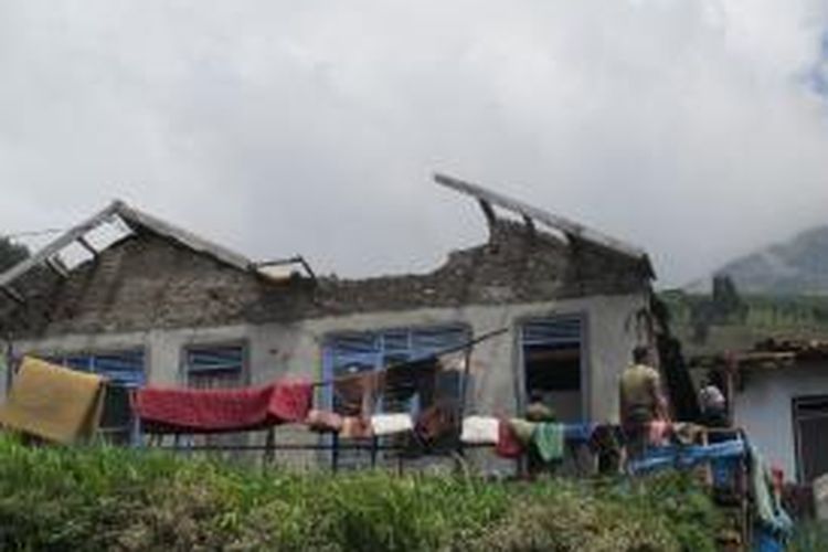 Sejumlah rumah rusak akibat terjang angin puting beliung, Kamis (31/10/2013).