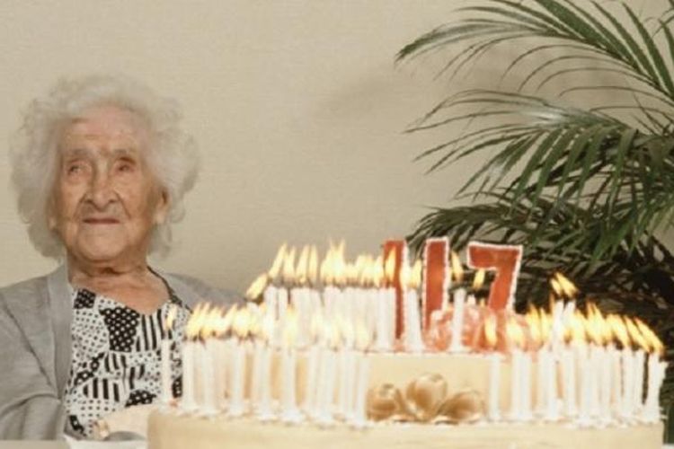 Jeanne Calments saat merayakan ulang tahun ke-117. Warga negara Perancis itu hidup hingga umur 122, meninggal tahun 1997. 