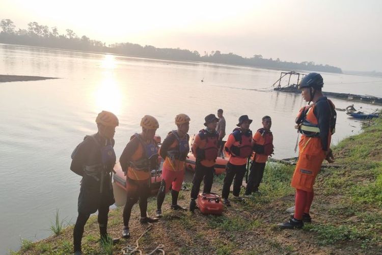 Tim SAR yang sedang bersiap melakukan pencarian bocah tenggelam di Sungai Batang Marangin, Jambi. 
