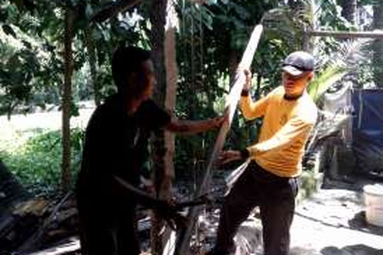 Bribka Winardi saat membantu membangun MCK di Rumah Supriadi, di desa Bantul. Supriadi merupakan mantan pejudi sabung ayam dan pemabuk berat yang berhasil bertobat dan mendapatkan bantuan MCK 