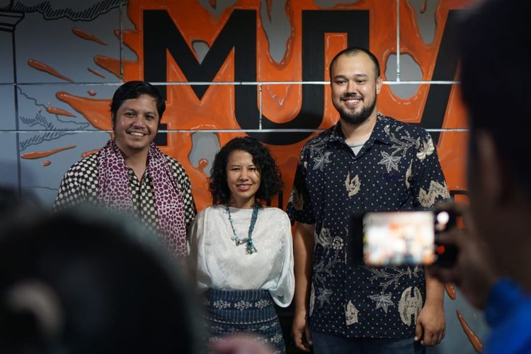 Para perwakilan Meet the Makers, (ki-ka) Bregas Harrimardoyo, Maria Cristina S Guerrero, dan Desmond Anabrang berfoto bersama seusai sesi jumpa pers di Galeri MULA Creative Hub, Cilandak Town Square (Citos), Jakarta, Kamis (3/10/2019).