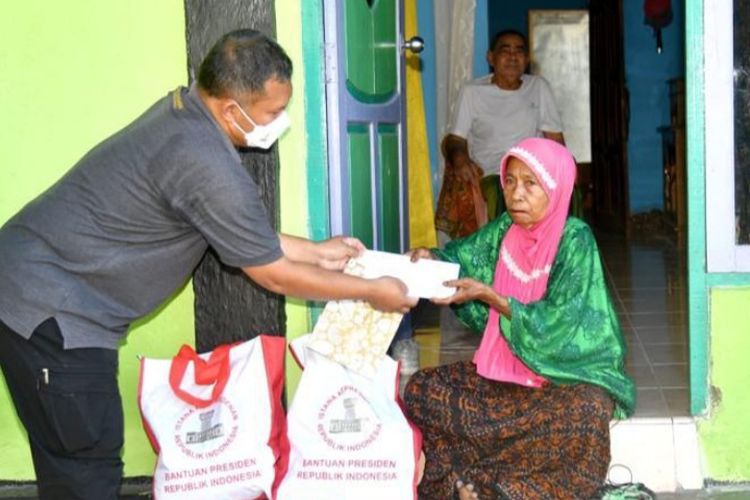 Foto: Nenek Sofia Harun (70) warga Kelurahan Tetandara, Kecamatan Ende Selatan, Kabupaten Ende, NTT menerima bantuan dari Presiden Jokowi pada Kamis (2/6/2022).