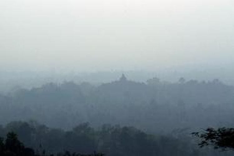 Pemandangan dari menara Gereja Ayam di Bukit Menoreh, Magelang, Jawa Tengah. Nampak bangunan Candi Borobudur di kejauhan.