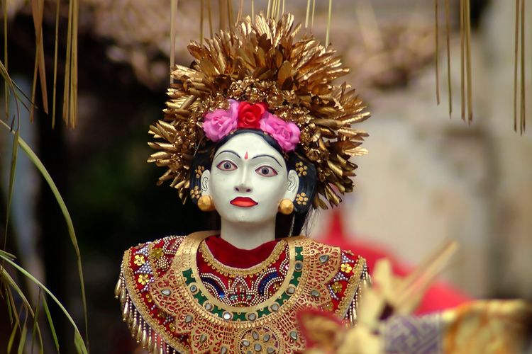 Sosok pewujudan Dewi Sri dalam ritual keagamaan di pura di Bali. Dewi Sri adalah simbol dari kesuburan dan kehidupan yang juga hadir dalam banyak legenda di sejumlah wilayah di Indonesia, tak hanya di Jawa dan Bali. 