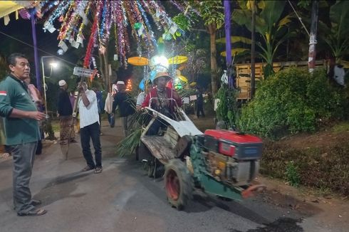 Peringatan Malam Satu Suro, Warga Kampung Sindurjan Purworejo Gelar Pawai dengan Traktor Sawah