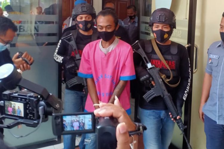 Pelaku pelecehan seksual remas payudara saat digelendang petugas Satreskrim Polres Tuban, Jawa Timur. Selasa (3/11/2/2020).