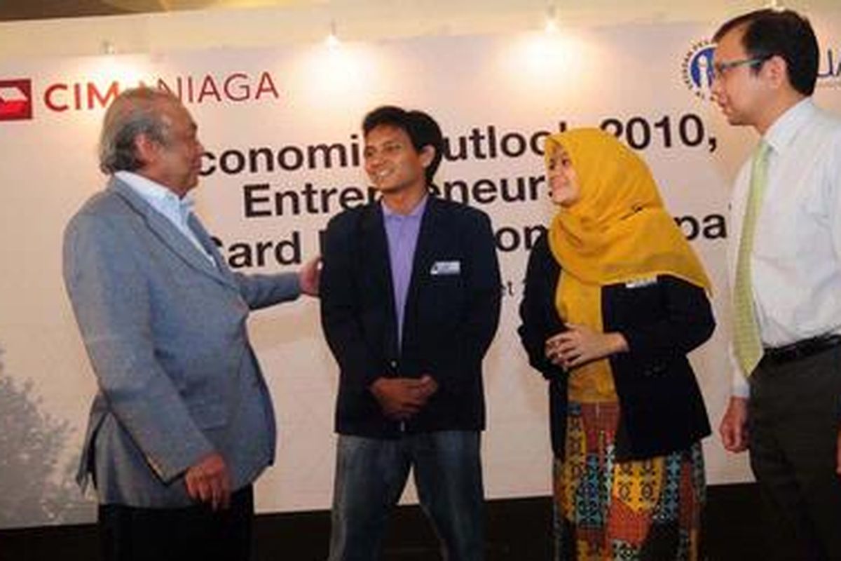 Rektor UAI Prof. Dr. Ir. Zuhal, M.Sc.E.E berbincang dengan dua mahasiswa UAI disaksikan Gatot Subagio, Corporate Services Head PT Bank CIMB Niaga Tbk (kanan) 