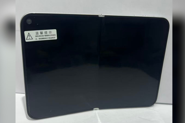 Foto dummy yang memperlihatkan iPhone Fold jika dalam kondisi dibuka. 