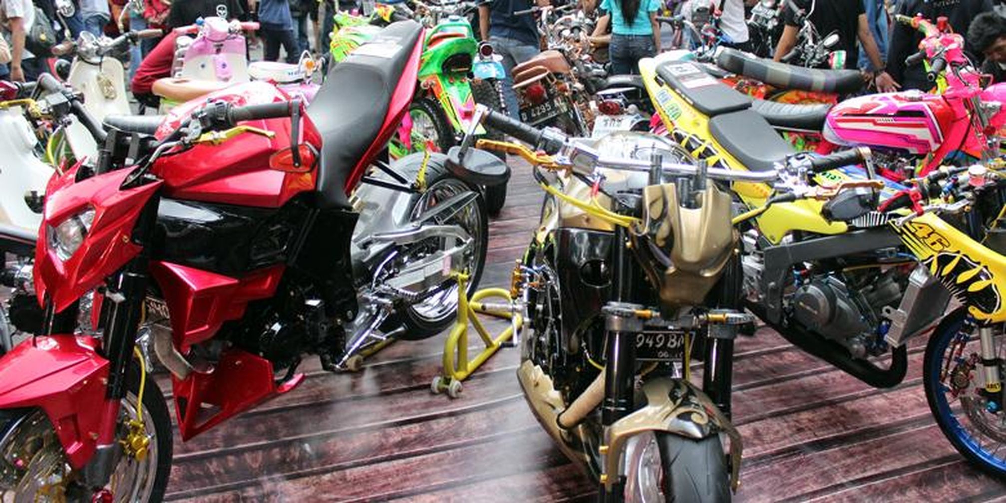 Sepeda Motor Modifikasi Honda Tumpah Di Bandung