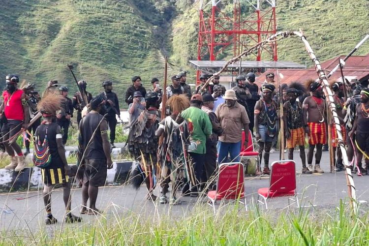 Ritual Adat Belah Kayu Doli Akhiri Konflik Pilkada Puncak Jaya yang Tewaskan 14 Orang