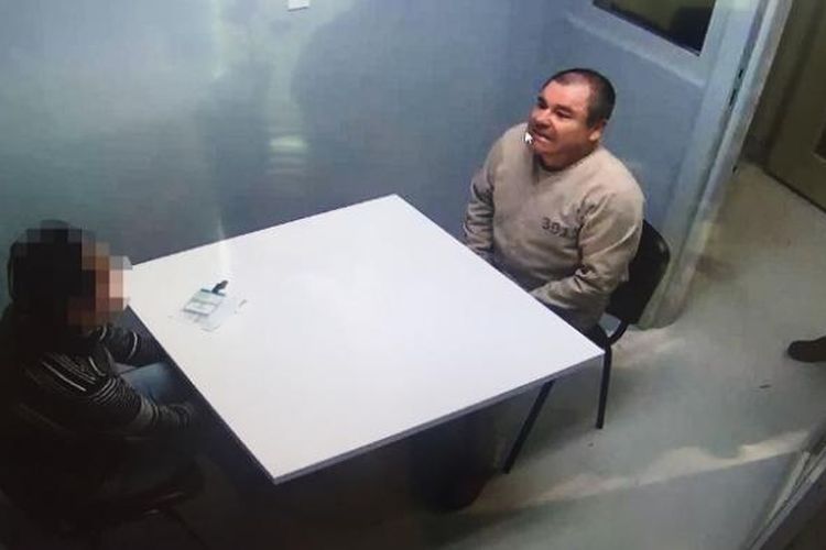 Gembong narkotika asal Meksiko Joaquin El Chapo Guzman duduk di sebuah ruangan di lokasi yang tak diketahui dalam proses ekstradisinya ke Amerika Serikat.