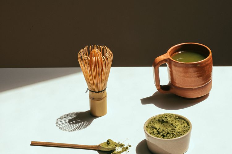 Ilustrasi perbedaan matcha dan teh hijau.