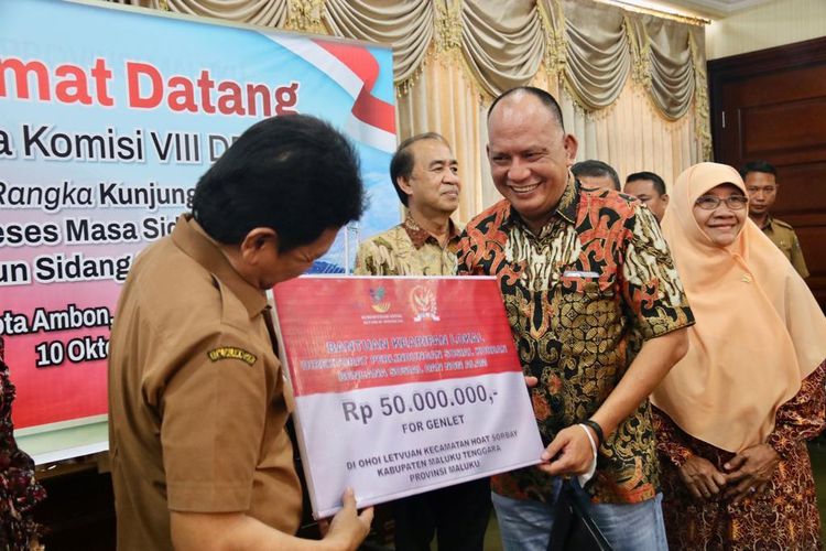 Kementian Sosial dan Komisi VIII DOR RI memberian bantuan sosial (Bansos) secara simbolis kepada Sekratrias Daerah Maluku, Sadli le di kantor gubernur Maluku, Senin (10/10/2022)