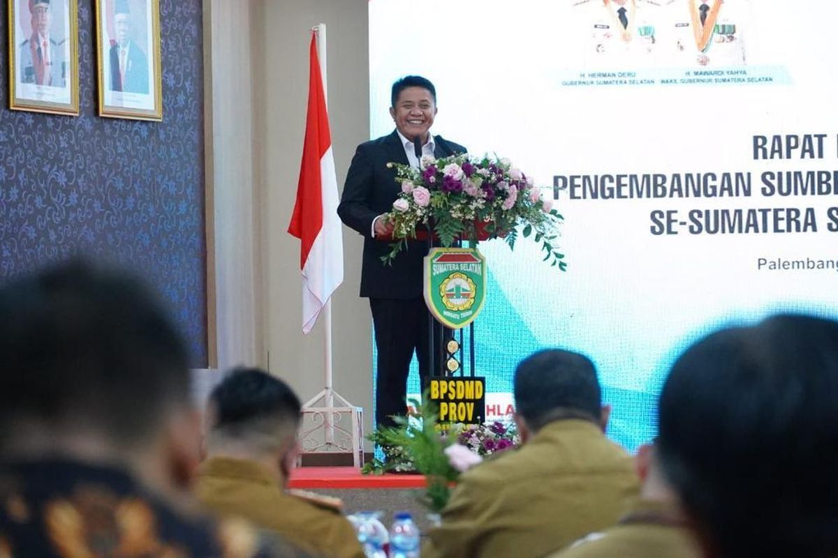 Gubernur Sumatera Selatan (Sumsel) Herman Deru saat menghadiri Rapat Koordinasi (Rakor) Pengembangan Kompetensi SDM Aparatur se-Sumsel Tahun 2023 di Aula Badan Pengembangan Sumber Daya Manusia Daerah (BPSDMD) Provinsi Sumsel, Senin (11/9/2023).
