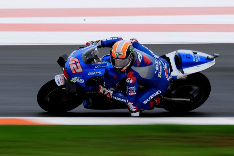 Alex Rins saat berlaga di MotoGP Eropa. (Photo by JOSE JORDAN / AFP)