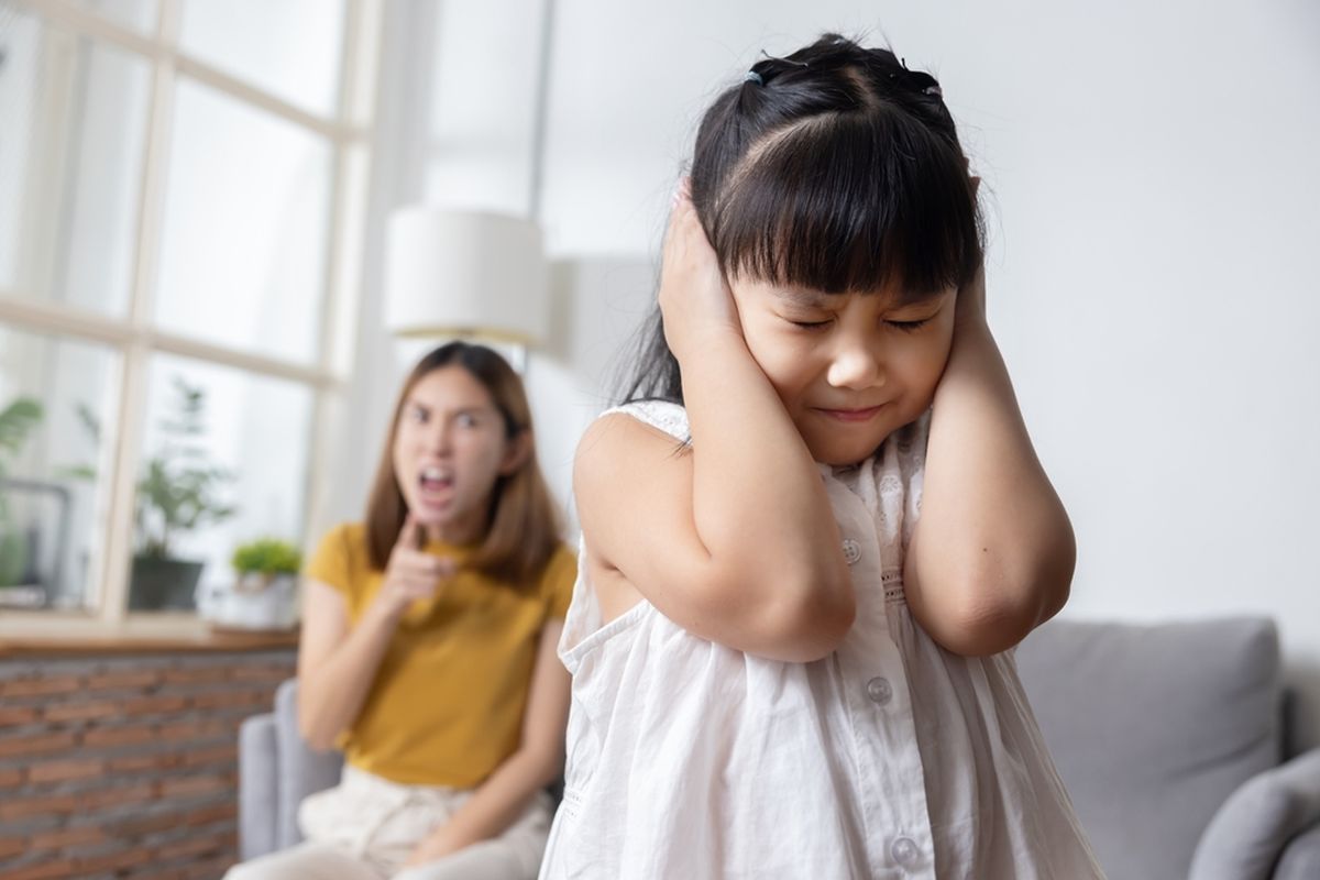 Ilustrasi orangtua memarahi anak, tips agar tidak memukul anak