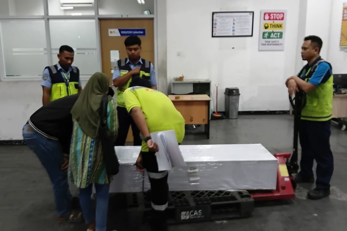 Proses pemulangan TKI asal Situbondo di Malaysia menggunakan kargo.