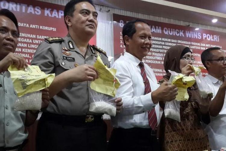 Direktur Reserse Kriminal Khusus Polda Metro Jaya Komisaris Besar Mujiyono saat menjelaskan penghentian penyidikan dugaan beras plastik di Polda Metro Jaya, Senin (2/11/2015).