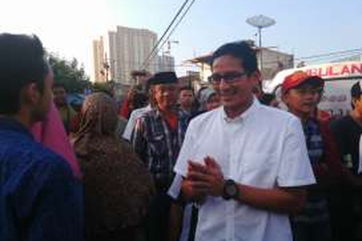 Bakal calon gubernur DKI Jakarta Sandiaga Uno mengunjungi Kampung Luar Batang, di Penjaringan, Jakarta Utara. Selasa (10/5/2016)