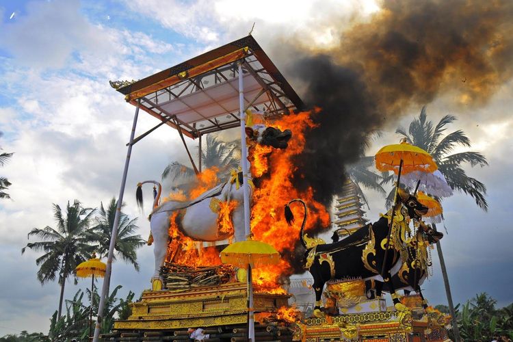 Pembakaran jenazah dalam upacara Ngaben di Bali.