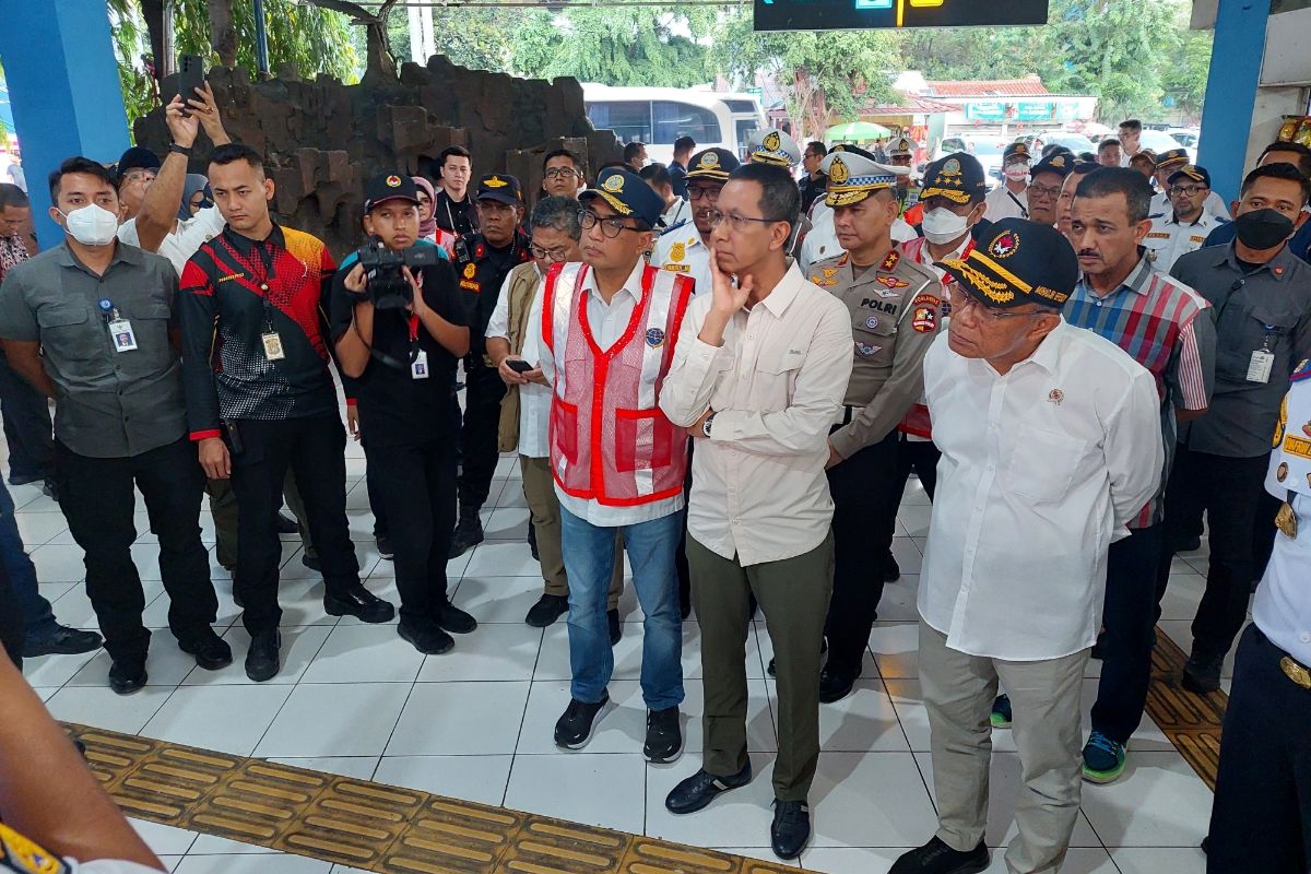 Penjabat (Pj) Gubernur DKI Jakarta Heru Budi Hartono saat meninjau kesiapan angkutan Lebaran 2023 di Terminal Kampung Rambutan, Jakarta Timur, Minggu (9/4/2023) sore.