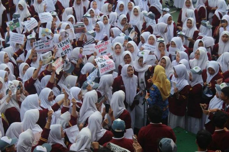 Sebanyak 850 pelajar MAN 2 Kota Bekasi menggelar aksi damai di tengah apel upacara di halaman sekolah pada Senin (17/2/2025).