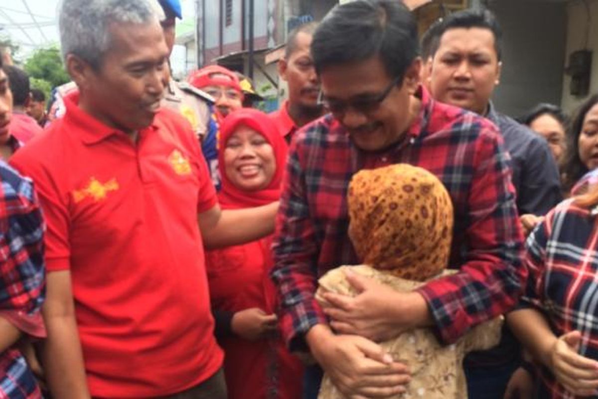 Nenek Maimunah memeluk cawagub DKI Jakarta, Djarot Saiful Hlidayat di Tomang, Jakarta Barat, Senin (13/3/2017).