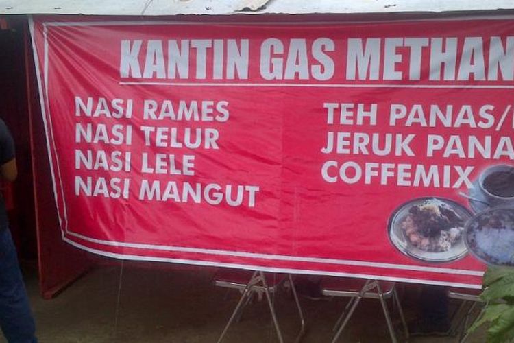 Warung di sekitar TPA Jatibarang Kota Semarang ini menggunakan plastik sebagai alat bayar makanan, Senin (14/3/2016)