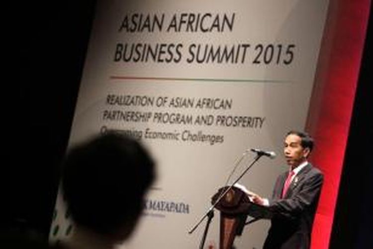 Presiden Joko Widodo memberikan sambutan sebelum membuka Asian African Business Summit di Jakarta Convention Centre, Jakarta, Selasa (21/4/2015). Asian African Business Summit yang merupakan rangkaian kegiatan dari Peringatan 60 Tahun Konferensi Asia Afrika mengangkat tema 'Realization of Asia-Africa Partnership for Progress and Prosperity'.