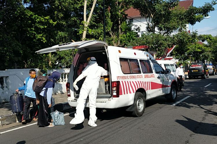 Pemindahan warga dari rumah mereka ke tempat isolasi terpusat dengan menggunakan ambulans dan pengawalan polisi pada Senin (2/8/2021)