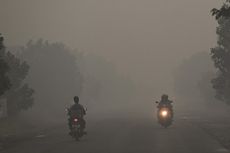 Berkendara Motor di Kabut Asap, Pakai Sein dan Riding Gear Terang