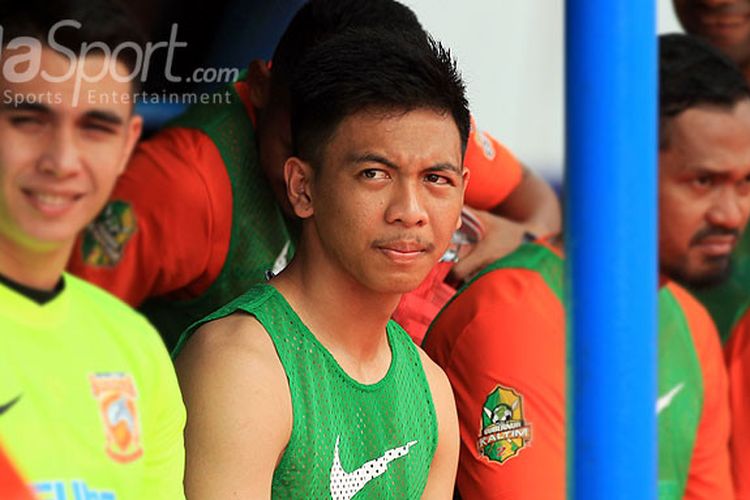 Gelandang Borneo FC, Wahyudi Hamisi, menempati bangku cadangan saat Borneo FC melawan Persebaya Surabaya dalam laga Piala Gubernur Kaltim 2018 di Stadion Palaran Samarinda, Kalimantan Timur, Minggu (03/04/2018) sore.