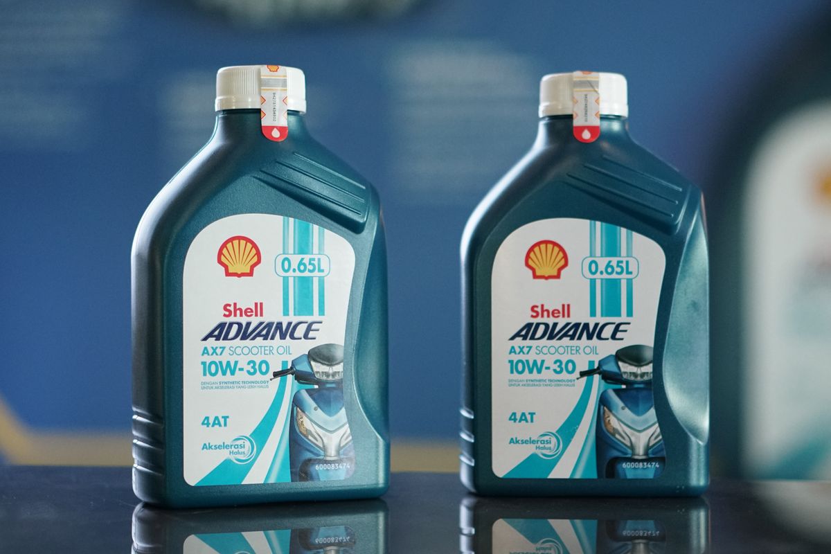 Shell Advance AX7 Scooter Oil 10W-30 dalam kemasan 0,65 liter.