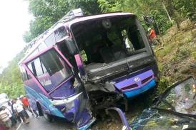 Bat Bus 12 >> Avanza Tabrak Bus Di Kolaka Lima Orang Luka Berat Bat Bus 12 >> Avanza Tabrak Bus Di Kolaka Lima Orang Luka Berat
