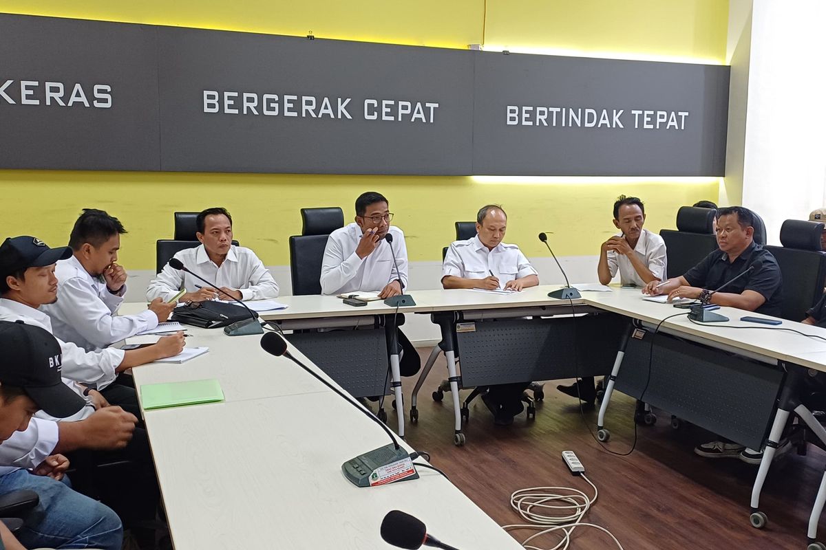Kepala Dinas Pekerjaan Umum dan Penataan Ruang (PUPR) Provinsi Banten Arlan Marzan beserta jajarannya menerima audiensi Aliansi Pokja Wartawan Pandeglang Bersatu (APWPB) untuk membahas proses konstruksi pemasangan beton tiang pancang atau sheet pile Tanjakan Bangangah di Kantor Dinas PUPR Provinsi Banten, Rabu (20/3/2024).