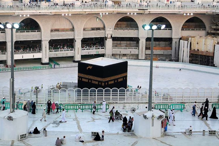 Situasi di sekitar Ka'bah, di dalam Masjidil Haram, Arab Saudi, kosong dari para jemaah saat diberlakukan sterilisasi, Kamis (5/3/2020). Terkait merebaknya virus corona, Pemerintah Arab Saudi menutup sementara kegiatan umrah dan melakukan sterilisasi di sekitar Ka'bah termasuk lokasi untuk melakukan sa'i di antara Bukit Safa dan Marwah.