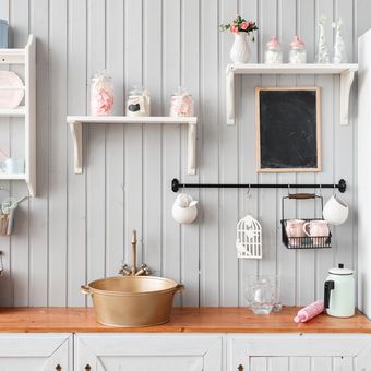 Ilustrasi rak dapur dengan koleksi peralatan makan cantik.