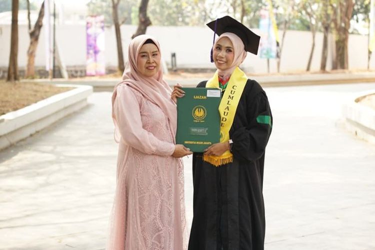Kisah Marsya, Wisudawan Terbaik FMIPA UNJ yang Kuliah dengan Laptop Pinjaman