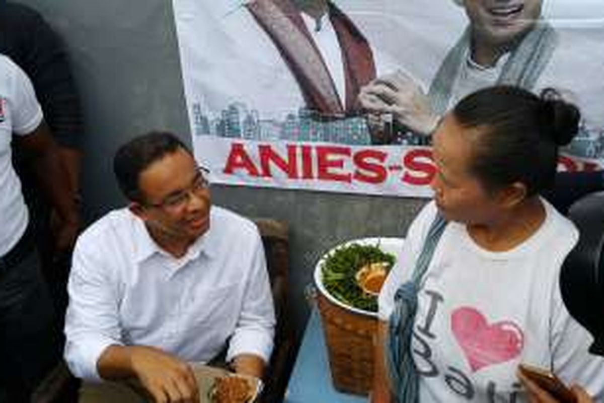 Calon gubernur DKI Jakarta Anies Baswedan makan pecel saat blusukan mengunjungi permukiman warga di Kelurahan Jati, Pulogadung, Jakarta Timur, Selasa (10/1/2017) siang. 