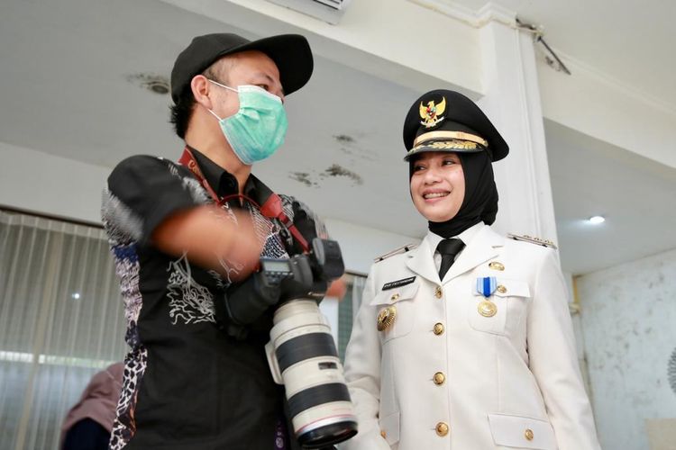 Saya belajar fotografi secara otodidak. Beli kameranya dengan cara mengangsur. Uang gaji saya sisihkan untuk melunasi kamera, cerita Dzoel.